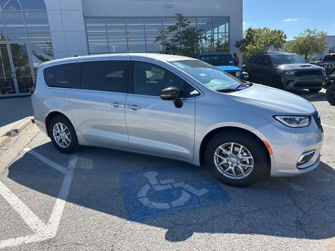 New 2026 Chrysler Pacifica Select image 37
