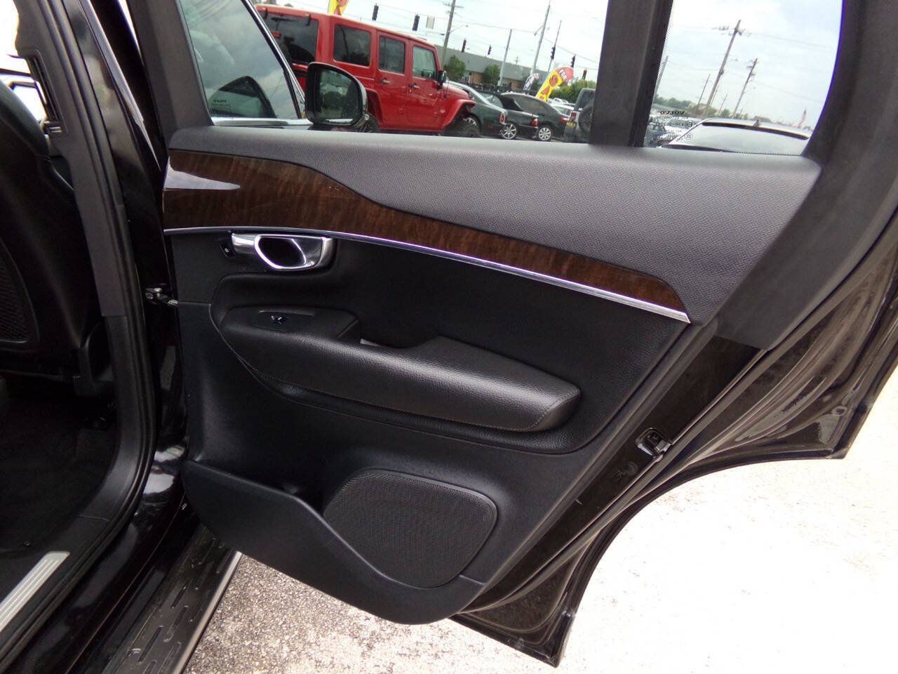 Used 2016 Volvo XC90 T6 Momentum w/ Momentum Plus Package AWD/4WD image 20