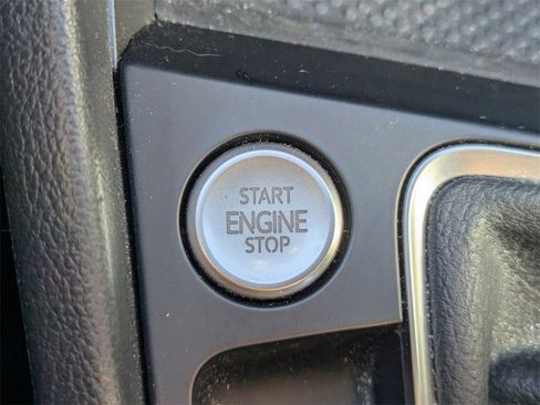 Used 2025 Volkswagen Jetta SE image 30