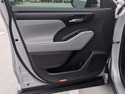 Used 2021 Toyota Highlander XLE image 10