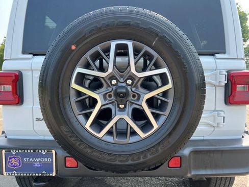 Used 2025 Jeep Wrangler Unlimited Sahara AWD/4WD image 15