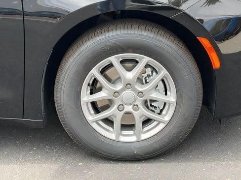 New 2027 Chrysler Pacifica Select FWD image 9