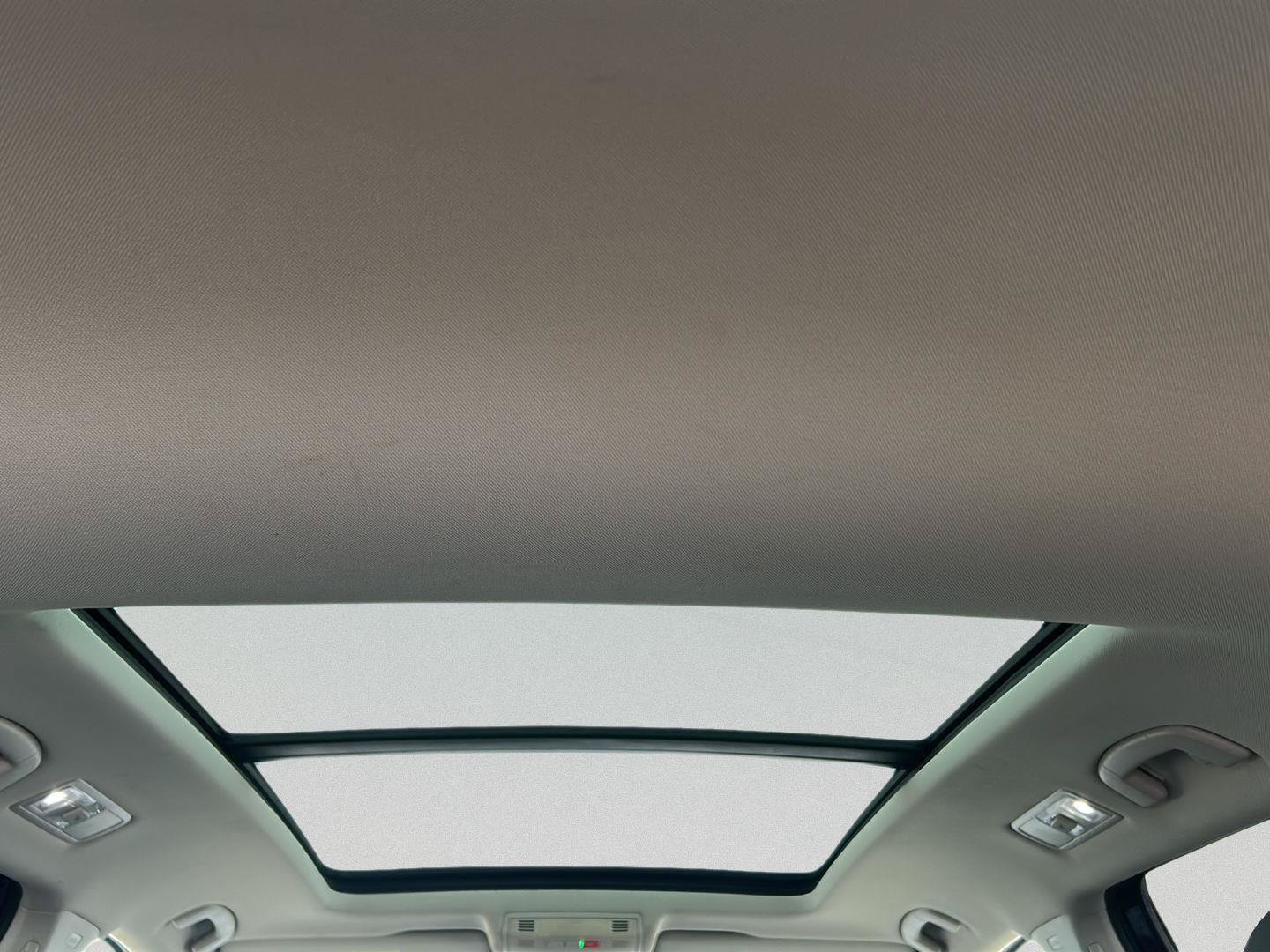 Used 2021 Volkswagen Tiguan SE w/ Panoramic Sunroof Package FWD image 17
