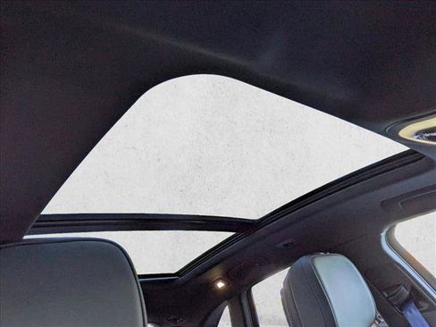 Certified 2025 Porsche Macan image 27