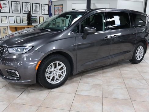 Used 2023 Chrysler Pacifica Touring-L FWD image 2