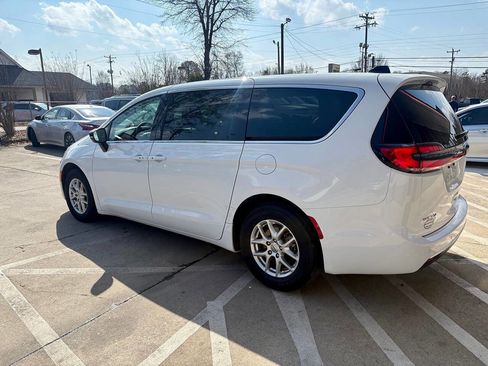 Used 2024 Chrysler Pacifica Touring-L image 6