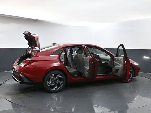 Used 2025 Hyundai Elantra SEL image 40