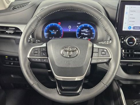 Used 2023 Toyota Highlander Platinum image 25