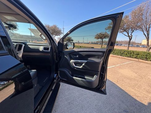 Used 2018 Nissan Titan SL image 16