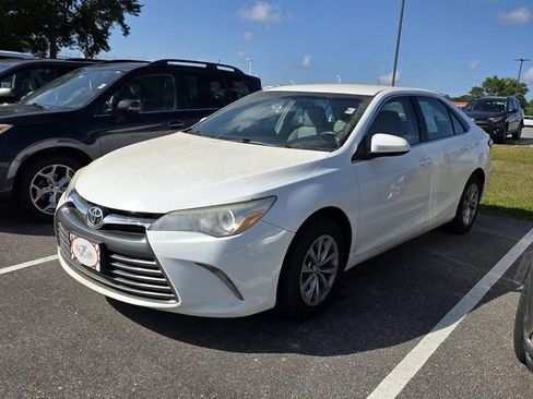 Used 2017 Toyota Camry LE image 14