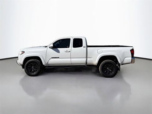 Used 2022 Toyota Tacoma SR image 4