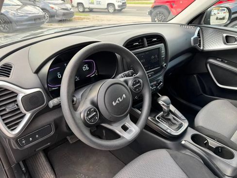 Used 2025 Kia Soul LX w/ LX Technology Package FWD image 9