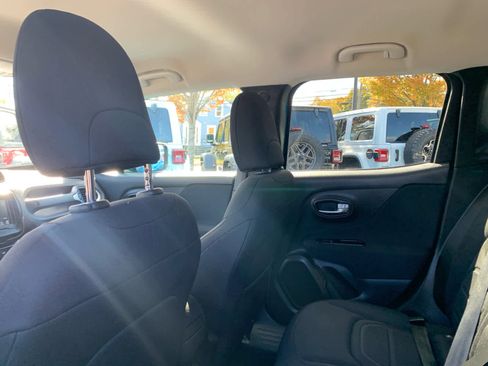 Used 2020 Jeep Renegade Latitude w/ Safety & Security Group II image 32