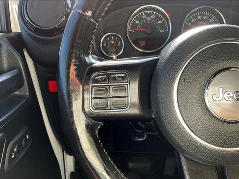Used 2018 Jeep Wrangler Unlimited Rubicon AWD/4WD image 16