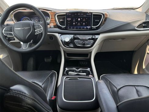 Certified 2023 Chrysler Pacifica Limited image 10