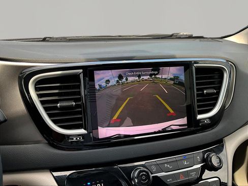 Used 2024 Chrysler Pacifica Touring-L FWD image 14