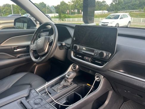 Used 2024 Toyota Grand Highlander AWD image 13