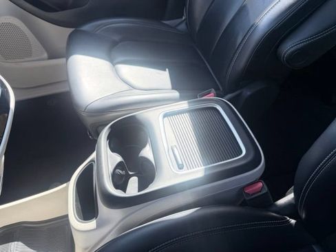 Used 2023 Chrysler Pacifica Touring-L FWD image 19