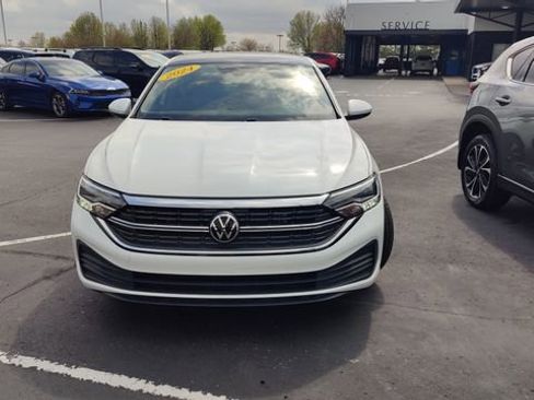 Used 2024 Volkswagen Jetta SE FWD image 2