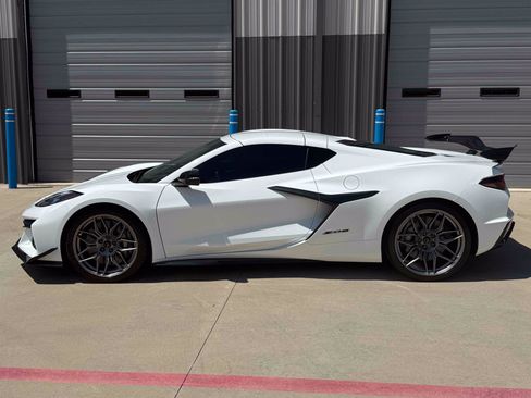 Used 2024 Chevrolet Corvette Z06 w/ Z07 Performance Package w/ Z07 Performance Package RWD image 5