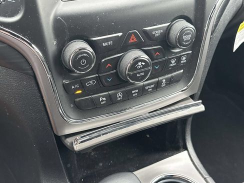 Used 2020 Jeep Grand Cherokee Laredo AWD/4WD image 27