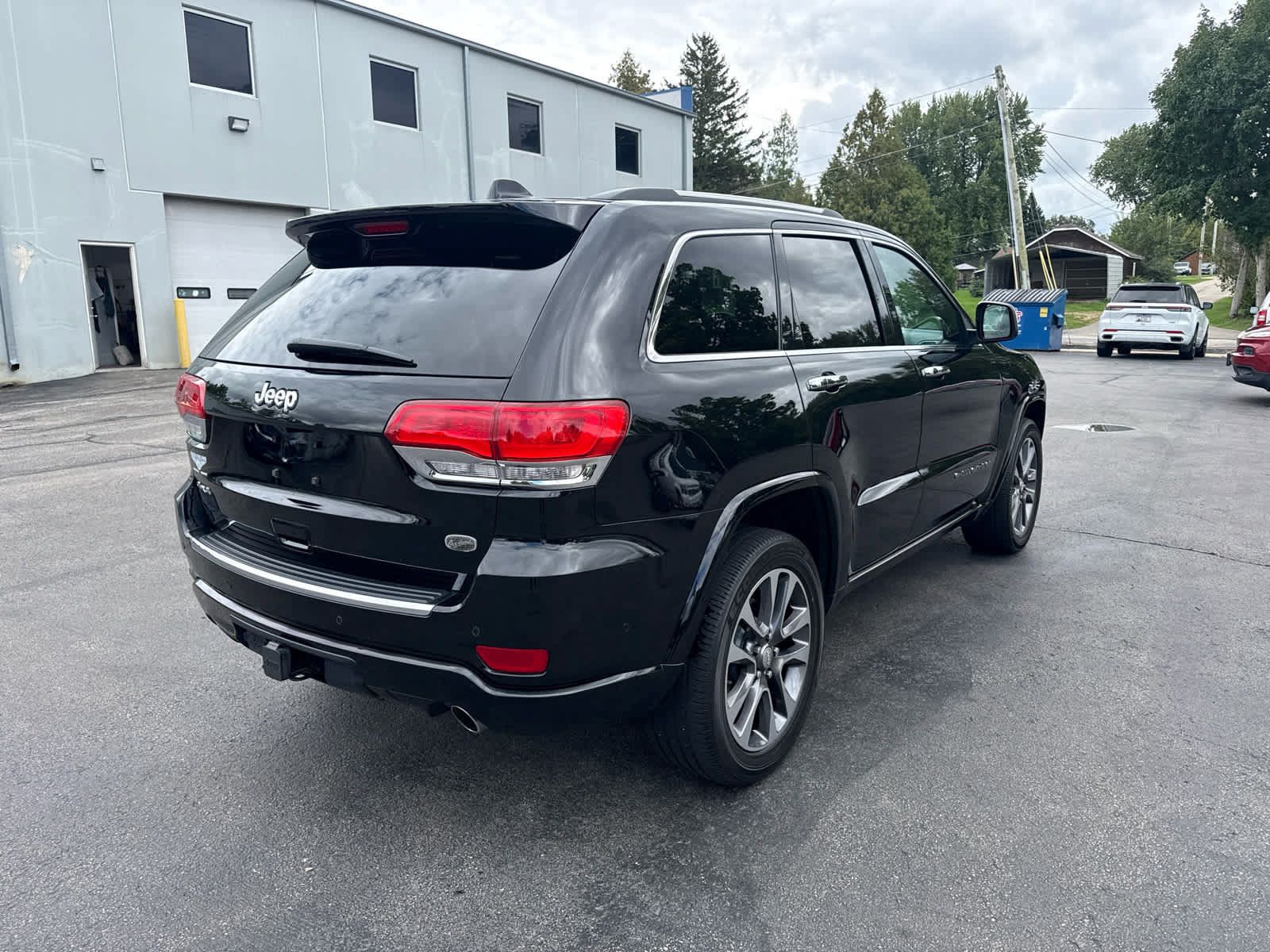 Used 2017 Jeep Grand Cherokee Overland w/ Jeep Active Safety Group AWD/4WD image 3