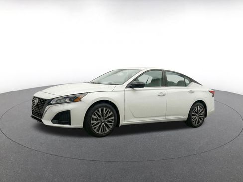 Used 2025 Nissan Altima 2.5 SV FWD image 3