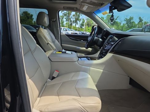Used 2018 Cadillac Escalade Luxury AWD/4WD image 9