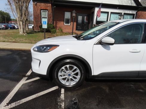 Used 2021 Ford Escape SE image 2