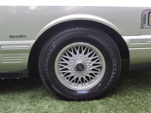 Used 1997 Lincoln Town Car Signature RWD image 19