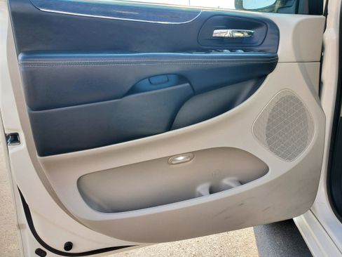 Used 2013 Chrysler Town & Country Touring FWD image 10