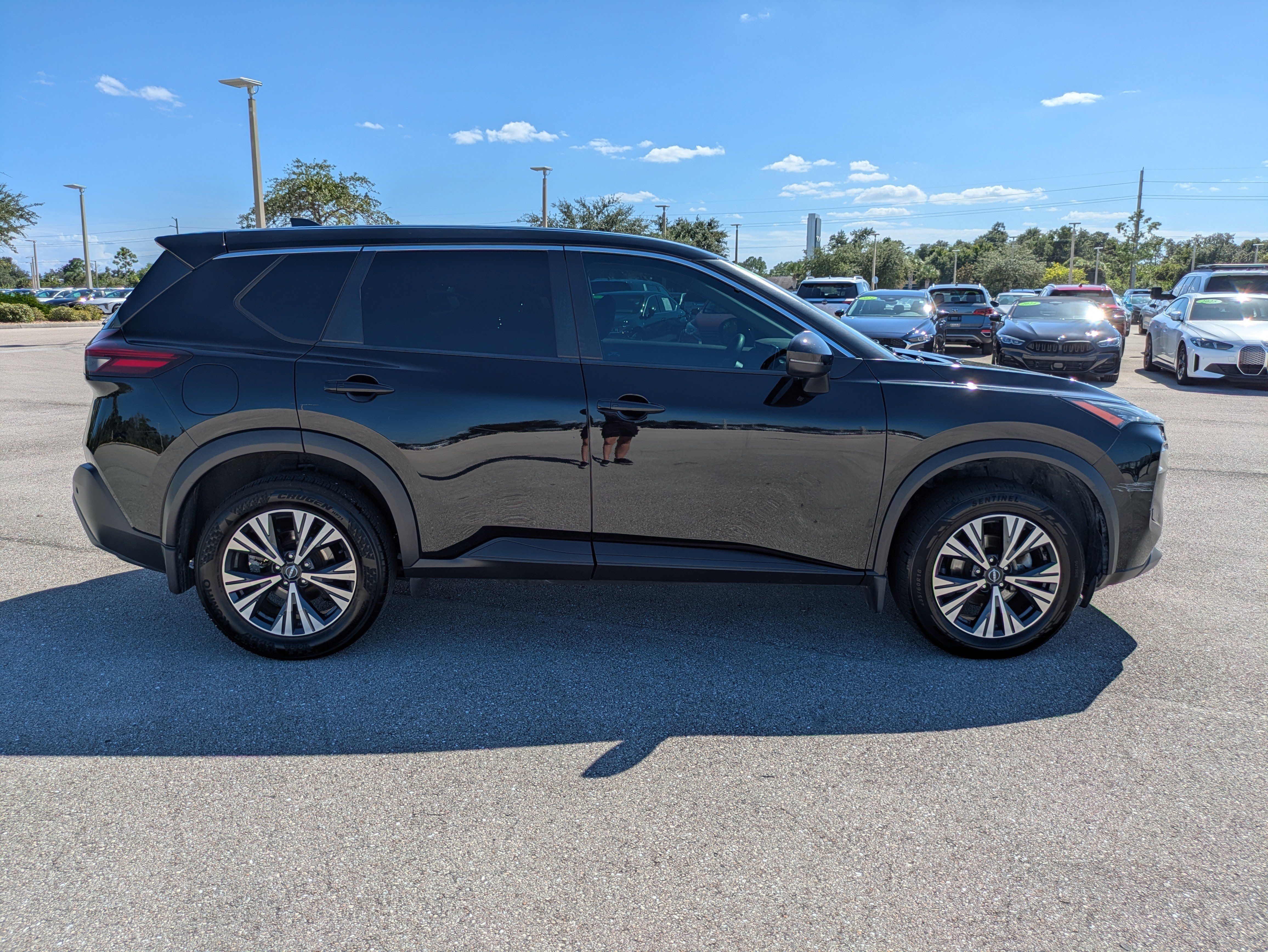 Used 2023 Nissan Rogue SV FWD image 3