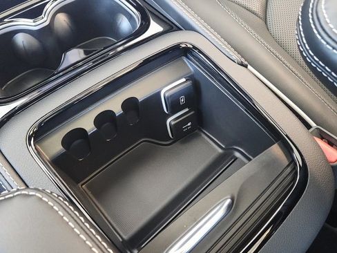 New 2025 Chrysler Pacifica Limited image 42