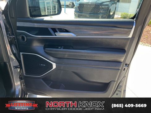 Used 2024 Jeep Wagoneer Series II w/ Flexible Seating Group image 31