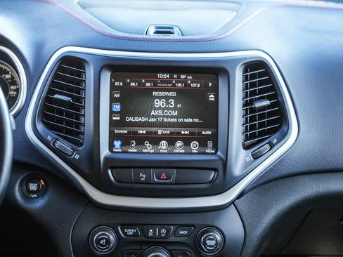 Used 2018 Jeep Cherokee Trailhawk image 15