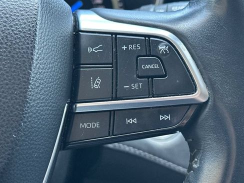 Used 2021 Toyota Highlander XLE FWD image 25