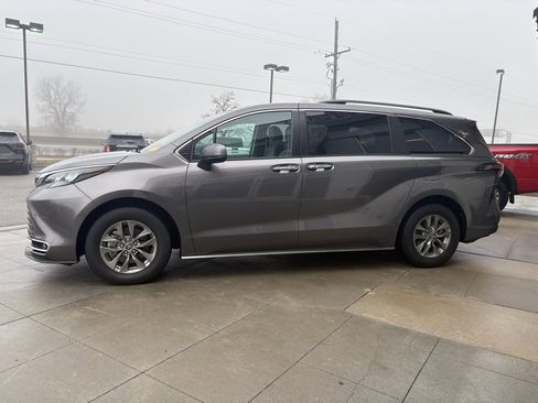 Used 2024 Toyota Sienna XLE image 6