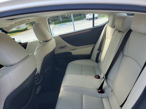 Certified 2025 Lexus ES 350 w/ Premium Package image 16