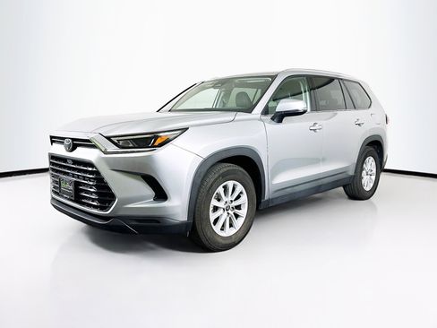 Used 2025 Toyota Grand Highlander AWD image 3