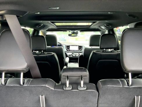 Used 2026 Chrysler Pacifica Limited FWD image 6
