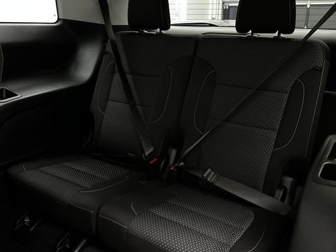 Used 2023 GMC Acadia SLE w/ Driver Convenience Package image 28