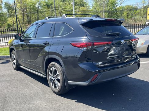 Used 2021 Toyota Highlander XLE AWD/4WD image 5