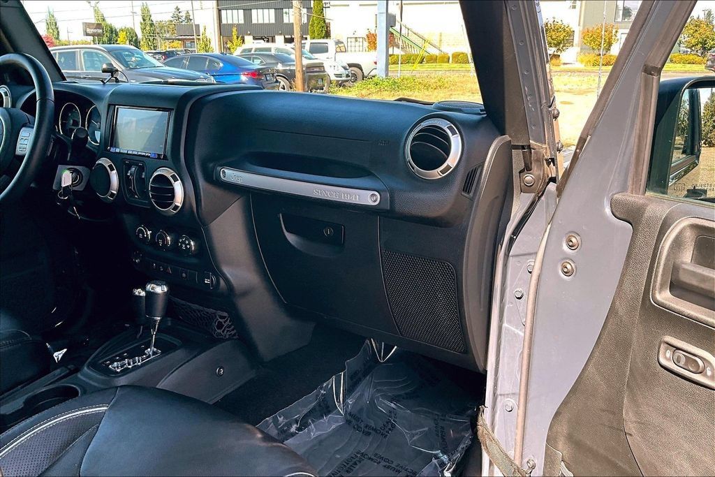 Used 2017 Jeep Wrangler Unlimited Sahara w/ Connectivity Group AWD/4WD image 19