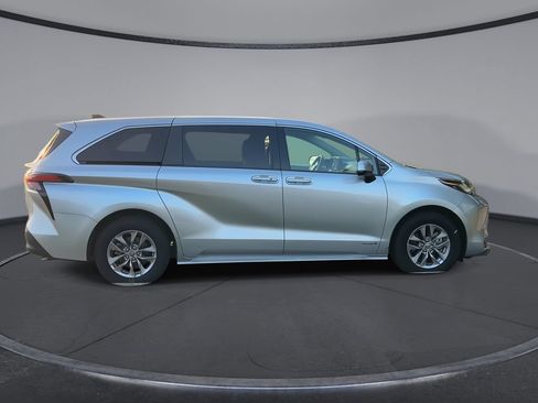 Used 2021 Toyota Sienna LE FWD image 9