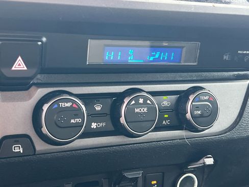 Used 2022 Toyota Tacoma TRD Off-Road image 19