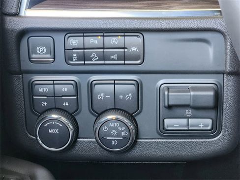 New 2025 Chevrolet Suburban Premier image 17