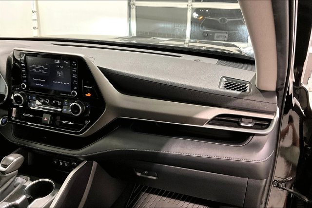 Used 2020 Toyota Highlander XLE AWD/4WD image 33