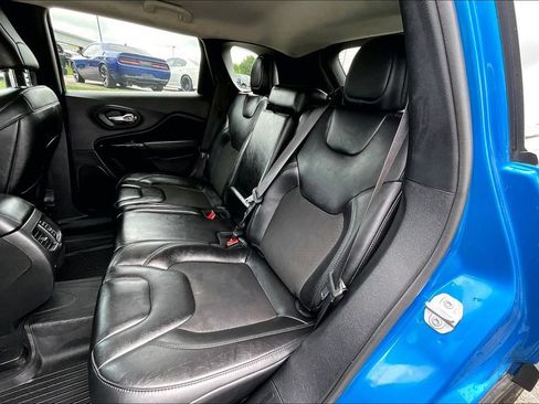 Used 2021 Jeep Cherokee Latitude Plus AWD/4WD image 25