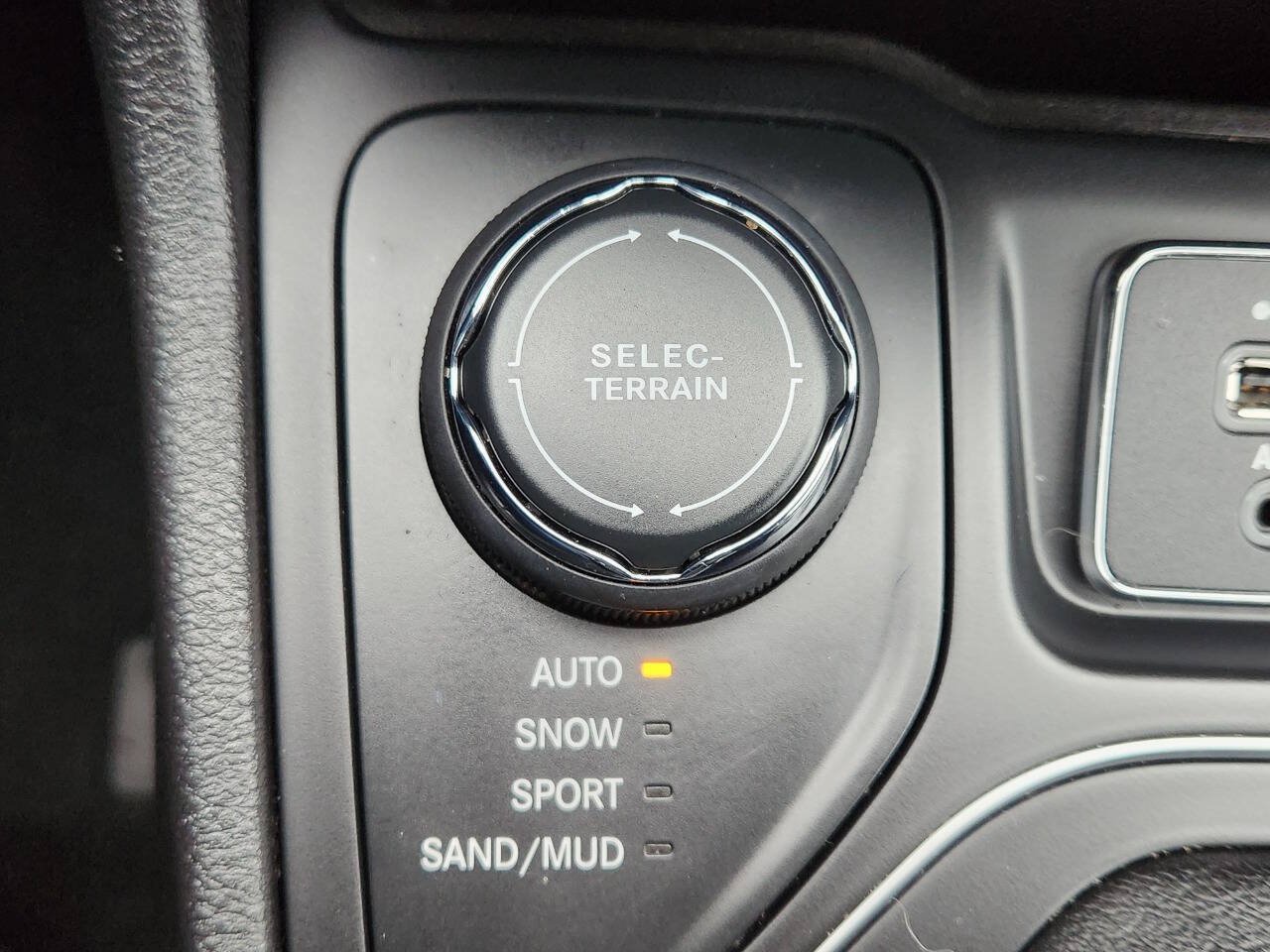 Used 2019 Jeep Cherokee Latitude Plus AWD/4WD image 24