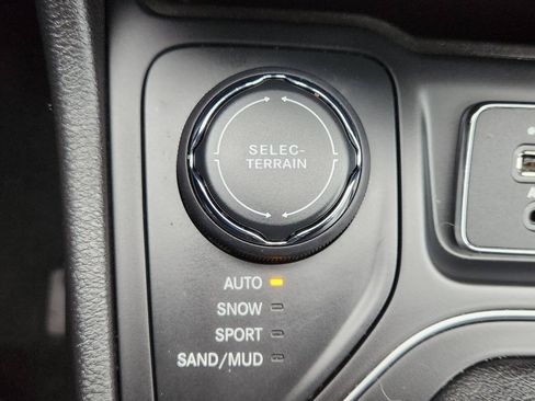 Used 2019 Jeep Cherokee Latitude Plus AWD/4WD image 24